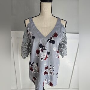 Cold Shoulder Floral V-Neck Top in Light Gray Sz M